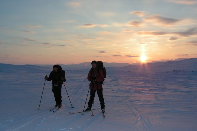 Skitur i vinterlandskap og solnedgang