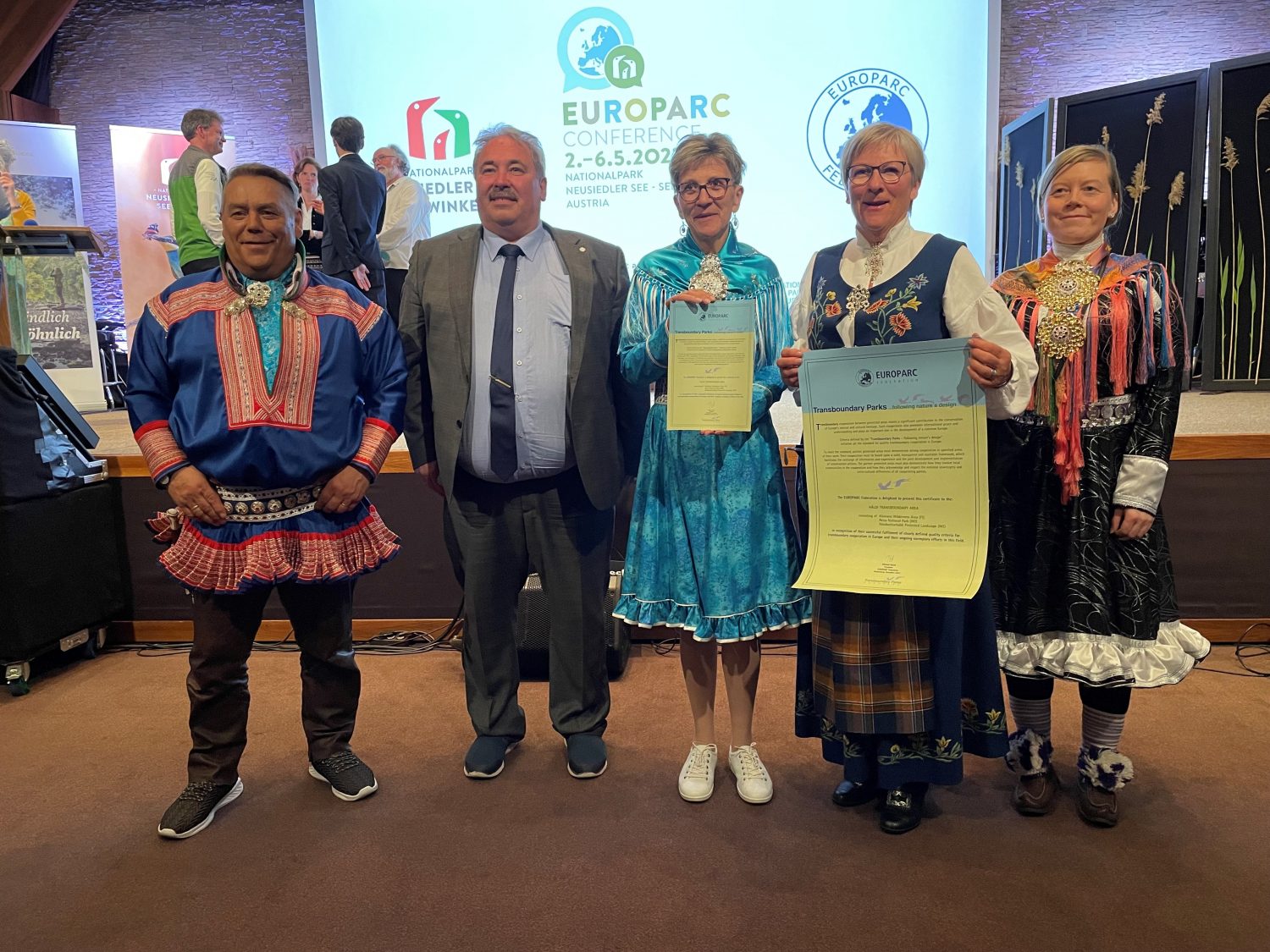 Reisa nasjonalparkstyre tar imot diplom på Europark konferanse i Østterike
