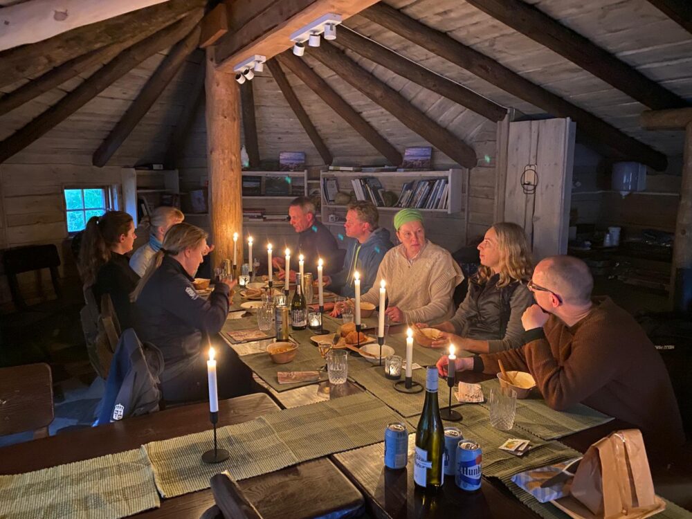 Gruppe mennesker rundt bordet med levendelys og god stemmning